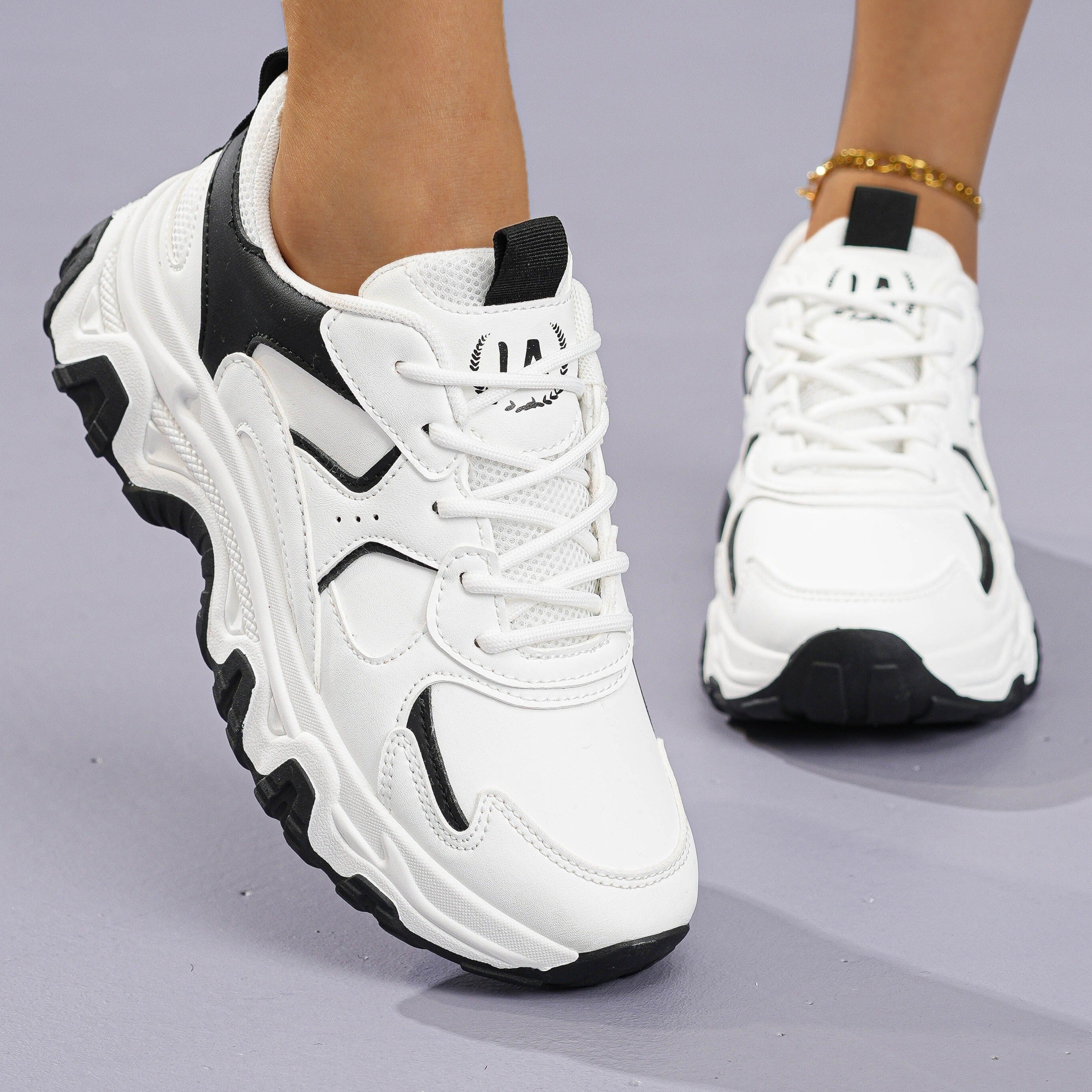 THE CASUAL LADY SNEAKERS