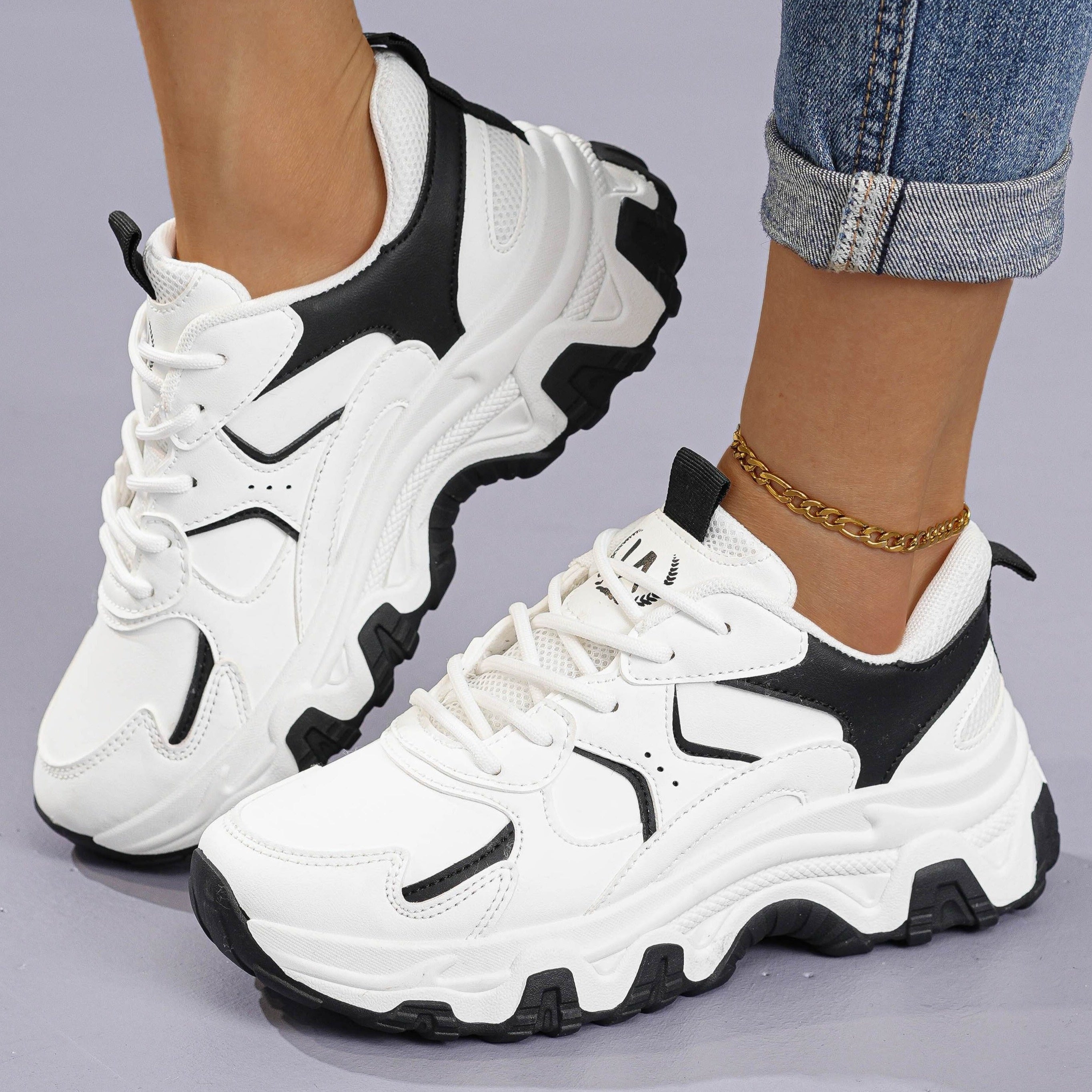 THE CASUAL LADY SNEAKERS